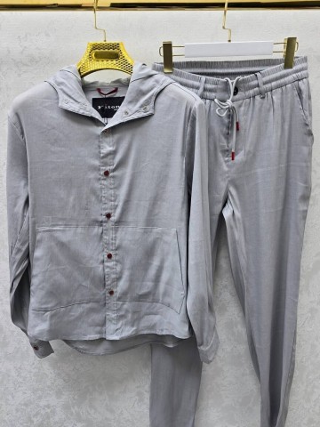 Льняной костюм Kiton