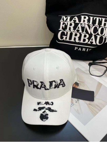 Кепка Prada