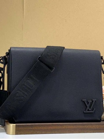 Сумка-мессенджер Louis Vuitton