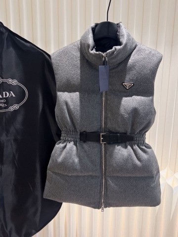Жилет Prada