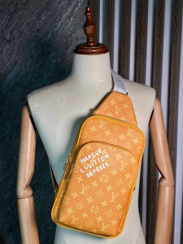 Сумка-слинг Louis Vuitton