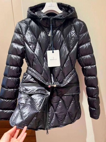 Пуховик Moncler
