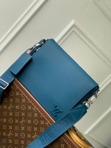 Сумка-мессенджер Louis Vuitton