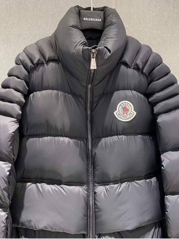 Пуховик Moncler