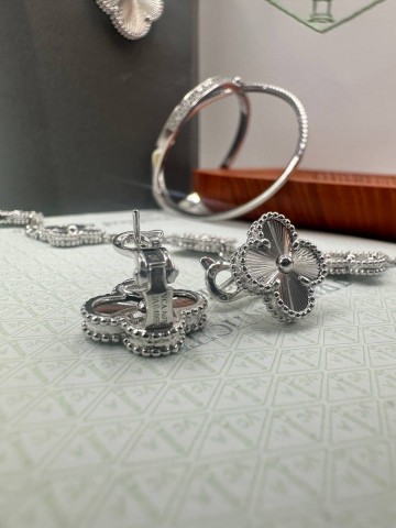 Серьги Van Cleef & Arpels