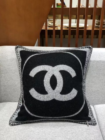 Наволочка CHANEL 50х50 см