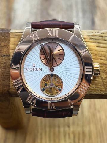 Часы Corum