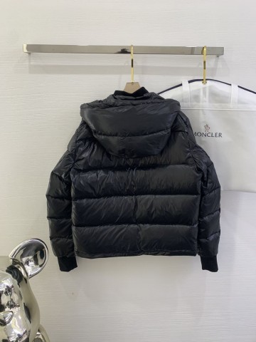 Пуховик Moncler