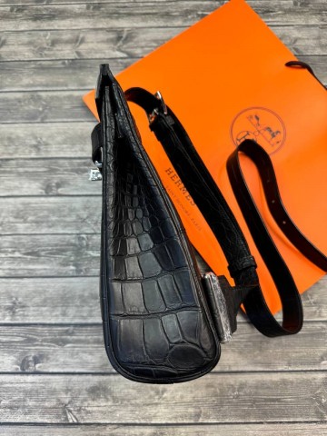 Сумка-слинг Hermes из кожи крокодила