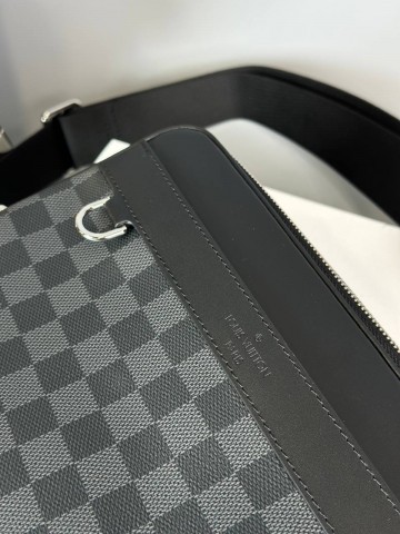 Сумка-мессенджер Louis Vuitton