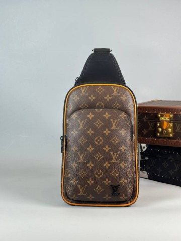 Сумка-слинг Louis Vuitton