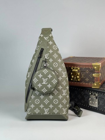 Сумка-слинг Louis Vuitton