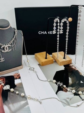 Chanel серьги слева #510242DG