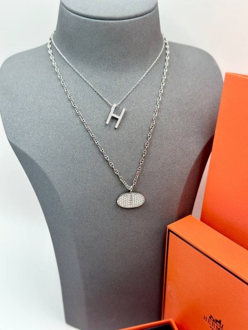 Hermes кулон буква
