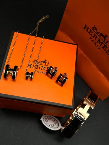 Hermes кулон слева