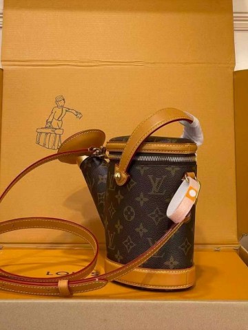 Louis Vuitton All Over Print Shoulder Bag сумка