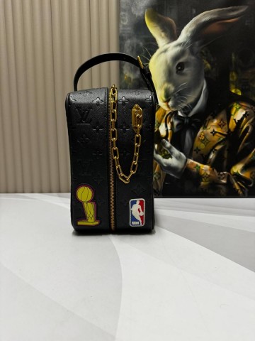 Louis Vuitton косметичка