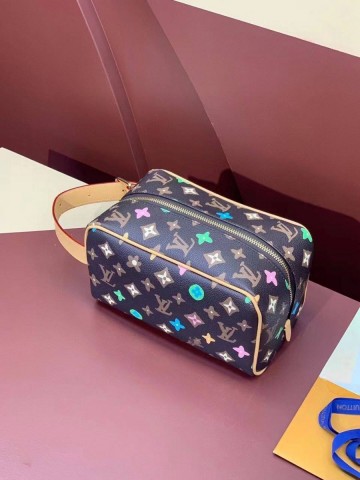 Louis Vuitton косметичка