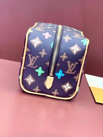 Louis Vuitton косметичка