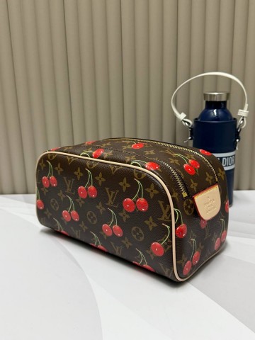 Louis Vuitton косметичка