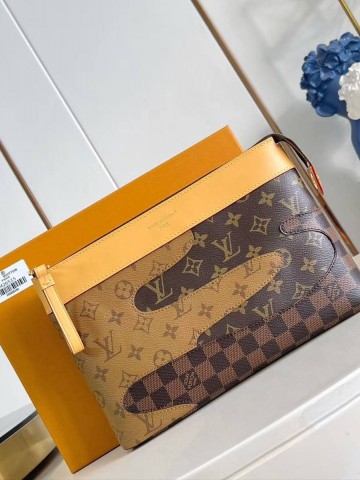 Louis Vuitton Pochette Voyage Souple клатч