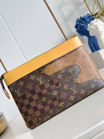 Louis Vuitton Pochette Voyage Souple клатч