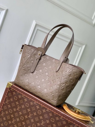 Louis Vuitton Low Key Hobo сумка
