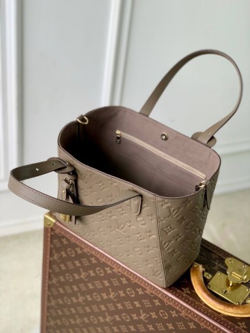Louis Vuitton Low Key Hobo сумка