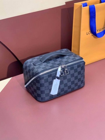 Louis Vuitton косметичка