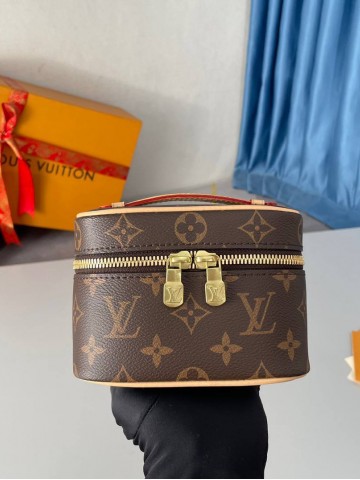 Louis Vuitton косметичка