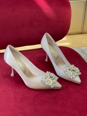 Roger Vivier RV Bouquet Strass Buckle Pumps in Satin туфли #642025LO