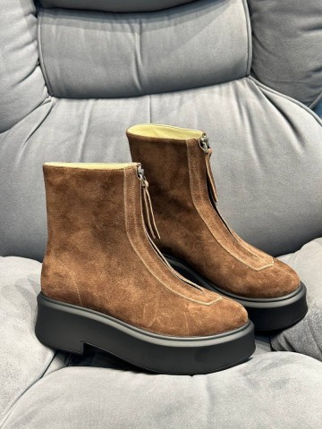 The Row Zipped Boot I in Leather ботинки #932713ZY
