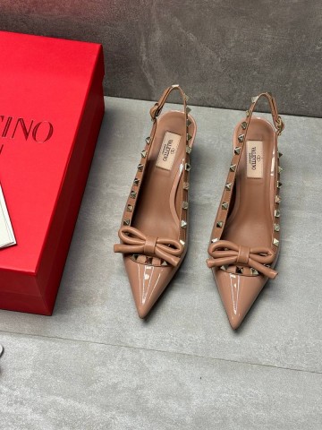 Valentino Rockstud Bow Slingback Pump In Patent Leather with Matching Studs туфли #369159UA