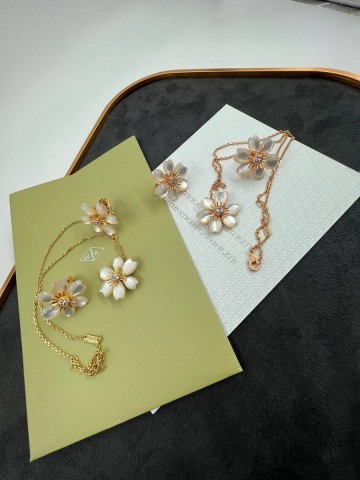 Van Cleef & Arpels кулон #162419CI