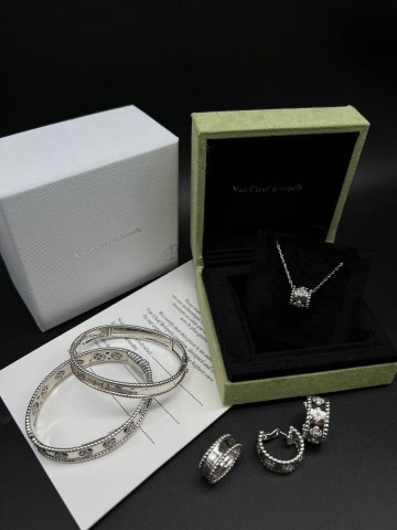 Van Cleef & Arpels кулон #395050PY