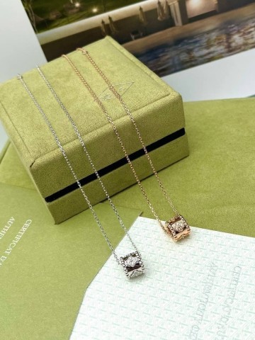 Van Cleef & Arpels подвеска #597608UD