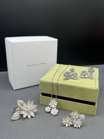 Van Cleef & Arpels кольцо #827265HD